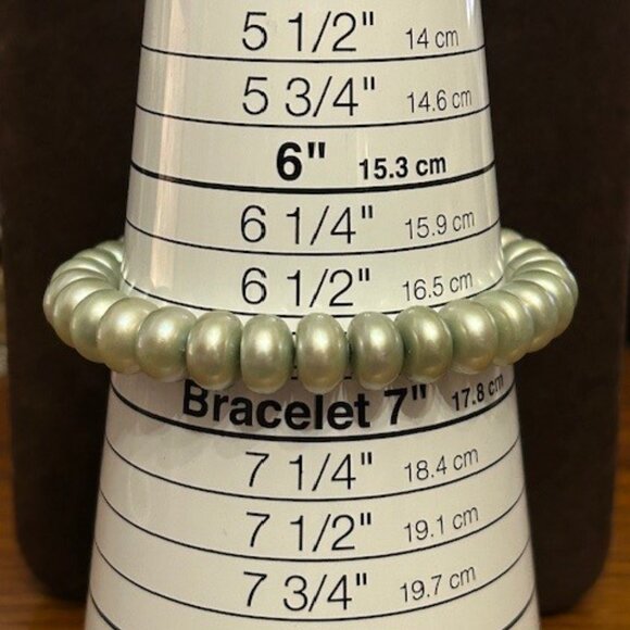 Beautiful, fine Pair Large Honora Cultured Pearl Bracelets Light Green stretch - Picture 5 of 6